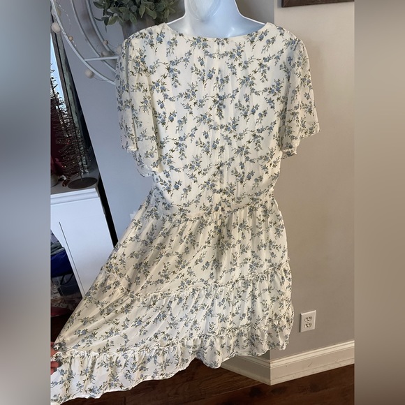 So True White Floral Print Tiered Short Sleeve Mini Dress - Picture 3 of 4